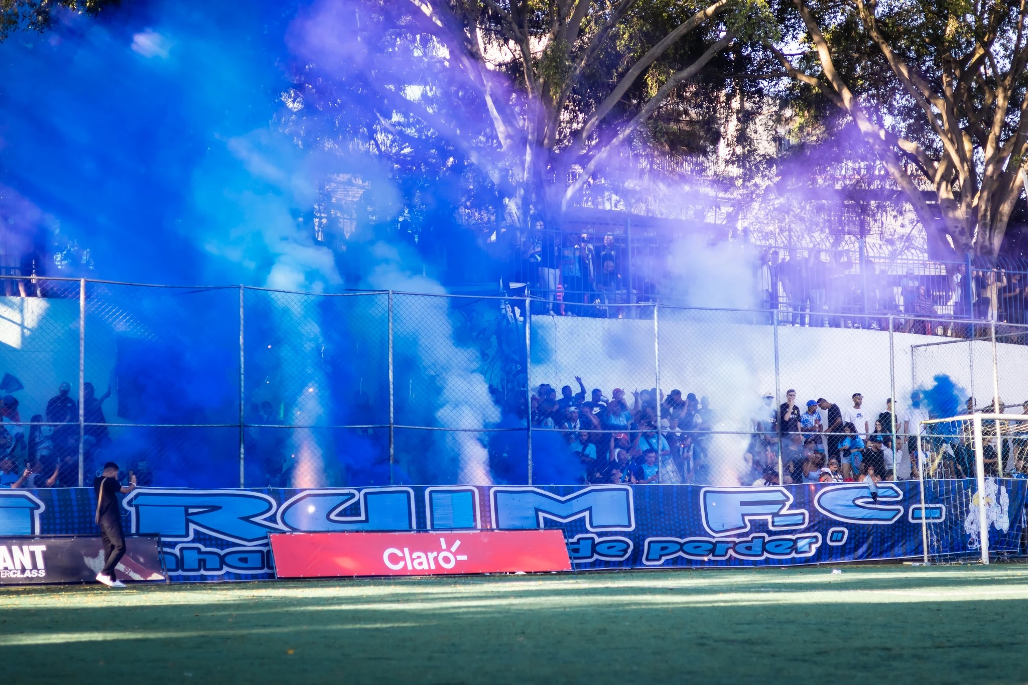 Torcida e fumaça colorida na arquibancada