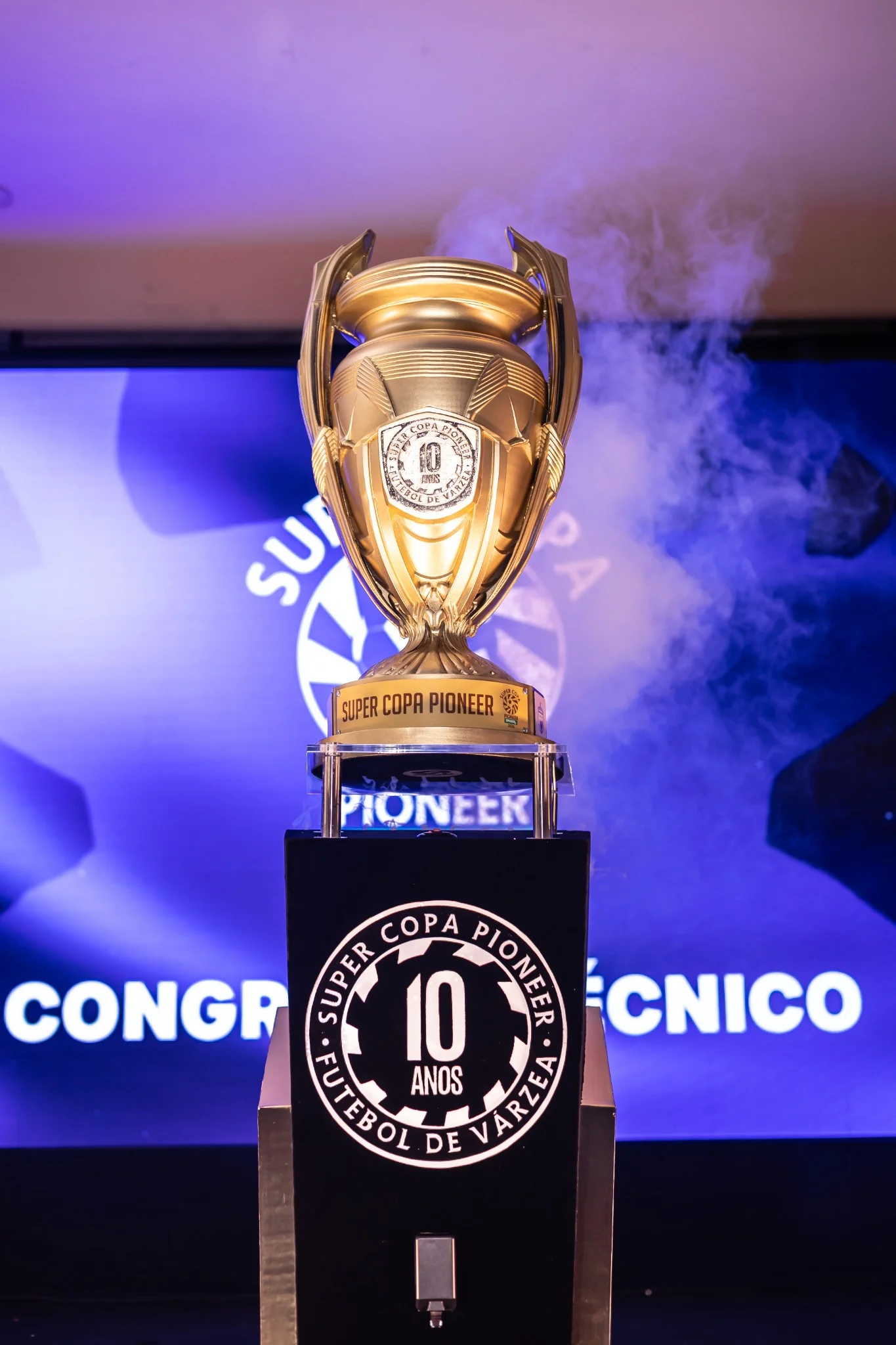 Troféu da Super Copa Pioneer no palco do congresso