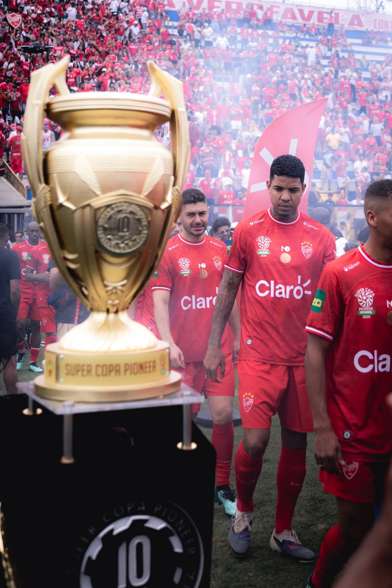 Troféu da Super Copa Pioneer em meio à celebração da final